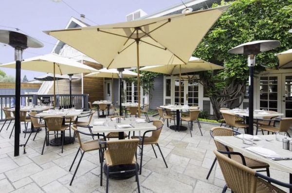 Không gian bàn ăn ngoài trời nhà hàng