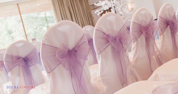 trang trí ghế tiệc cưới với nơ thắt ngang